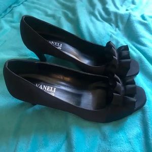 Vaneli di notte black satin pumps